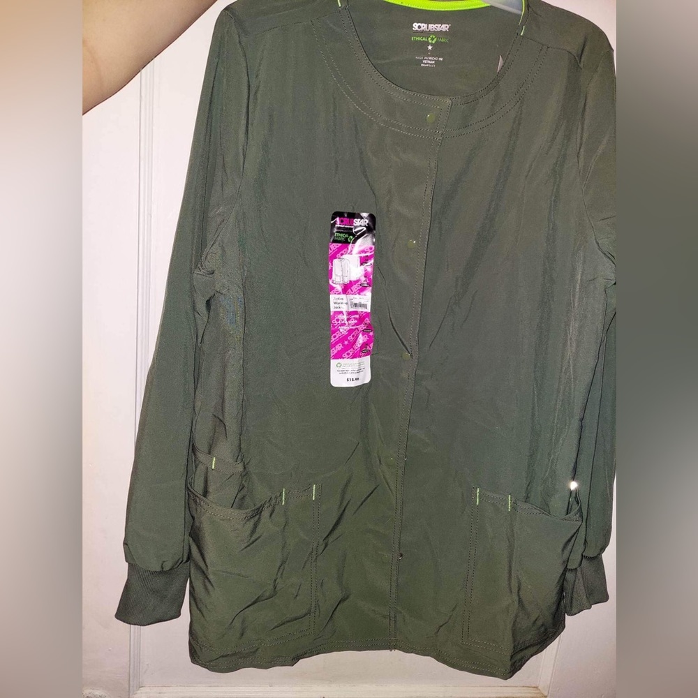 Women’s scrub-star set, size Medium